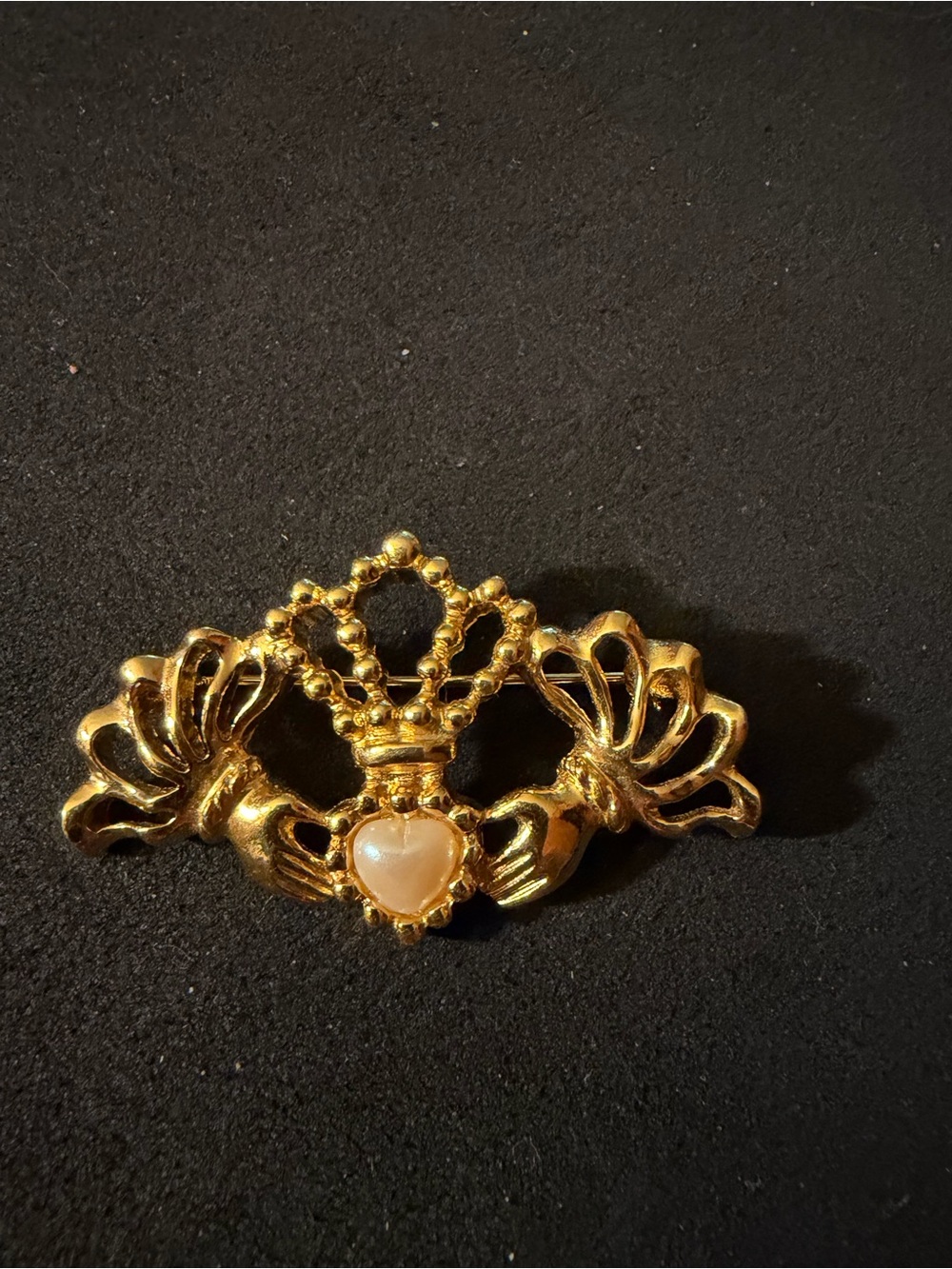 Avon Signed Vintage Irish Claddagh Gold Tone Hands Heart Crown Brooch Pin